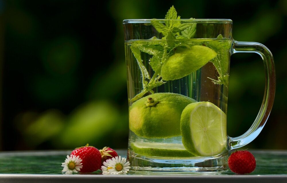 Recomendamos iniciar el día con agua tibia y limón o lima