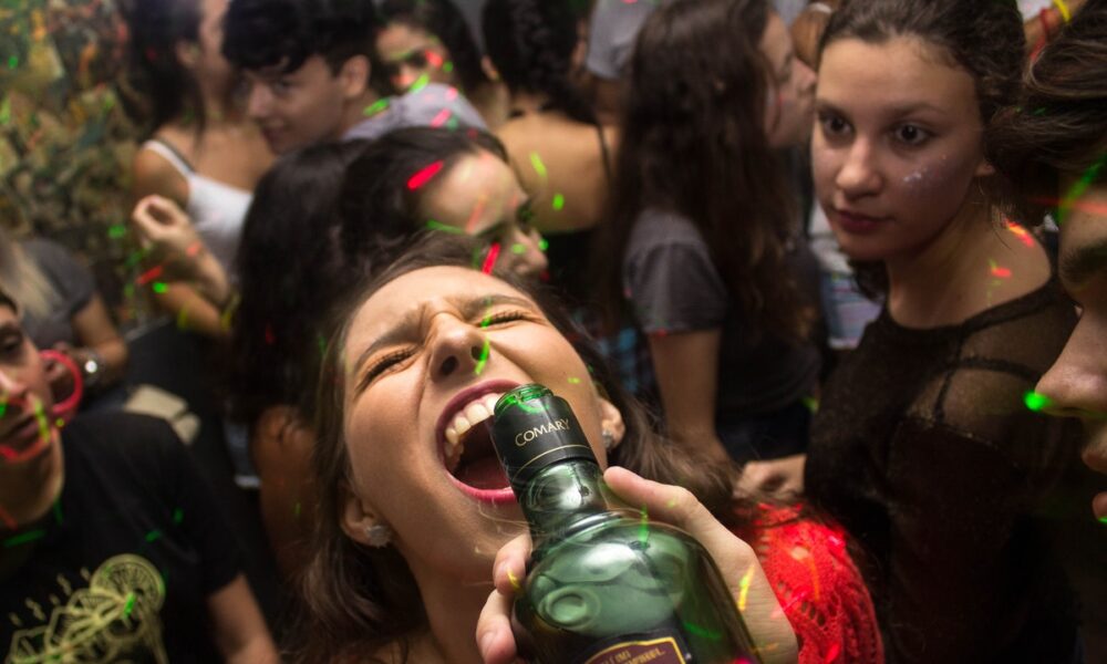 Descubre Por qué a las mujeres les afecta más la resaca
