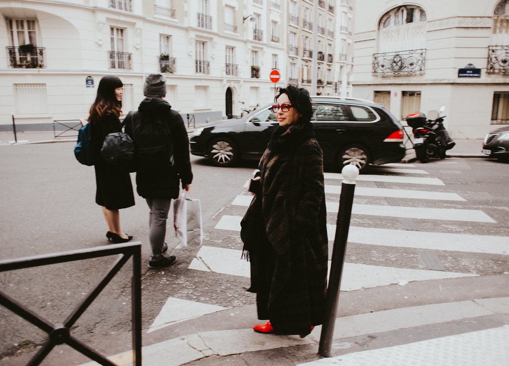 Toda mujer francesa tiene un abrigo oversized en su armario