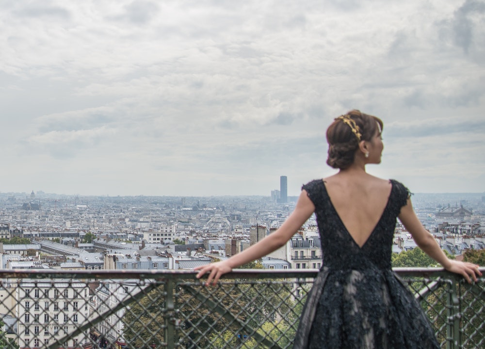 El pequeño vestido negro es una de las prendas de una mujer francesa que necesitas en tu armario