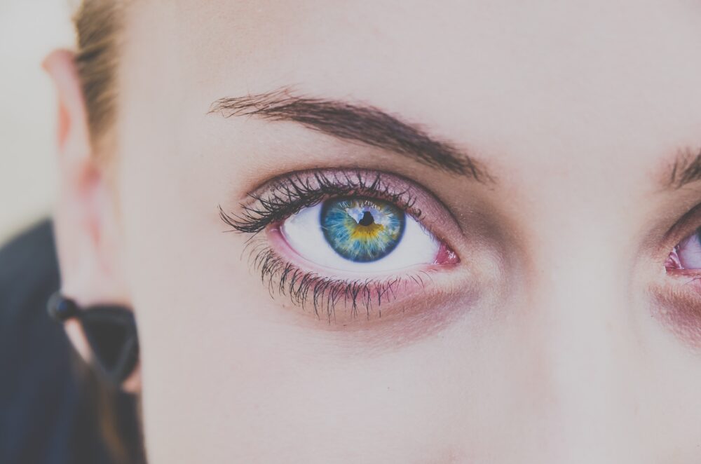 Depilación con hilo para cejas perfectas