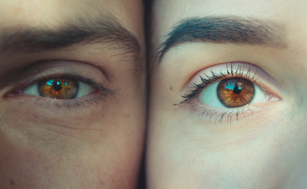 La depilación con hilo realza las facciones y belleza natural de cualquier persona