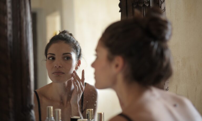 Descubre si la menopausia puede provocar manchas en la cara