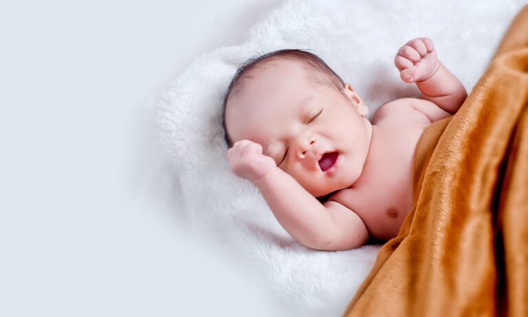 Todo lo que necesitas saber sobre la tortícolis congénita en bebés