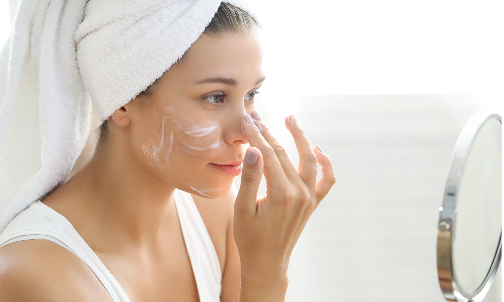 diferencias entre una crema hidratante y humectante: aplicar crema