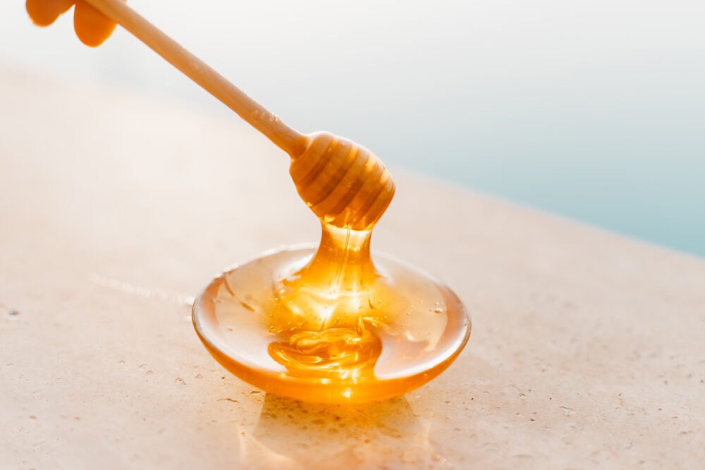 La miel es un endulzante natural y con muchos beneficios para la salud.