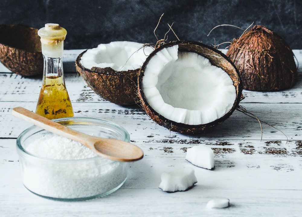 El aceite de coco puede aplicarse directamente sobre el cabello o diluido