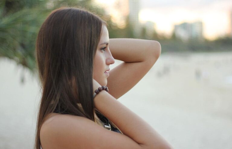 aplicar una crema solar facial