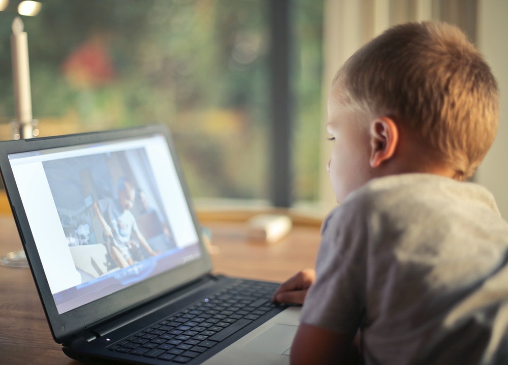 Con un buen uso de la tecnología en niños, estos podrán navegar y reducir los peligros de Internet
