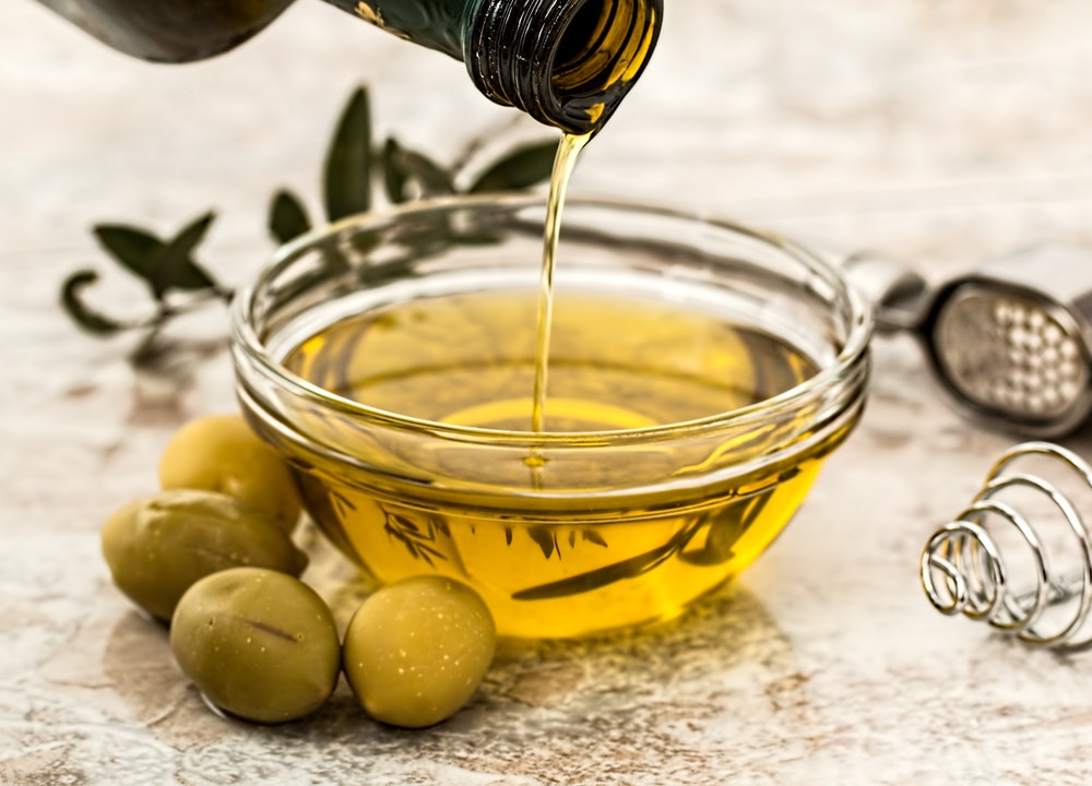 El aceite de oliva es uno de los remedios contra la caspa que tienes que probar