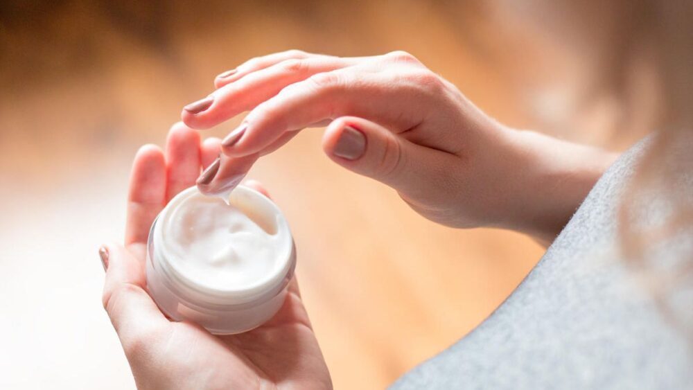 aplicar una crema solar facial