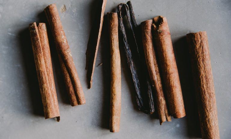 Dentro de los beneficios de la canela encontramos que reducen el colesterol malo y aumentan el bueno
