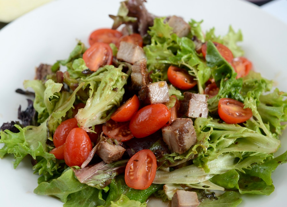 Los tomates y lechuga son alimentos que no debes consumir por la noche