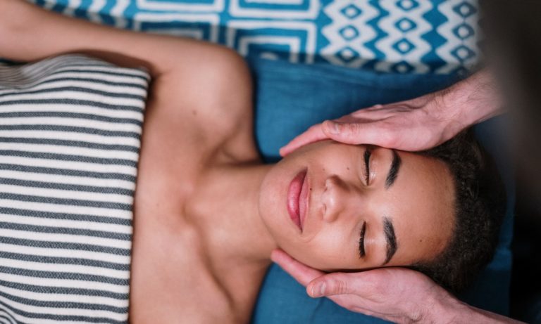 Un masaje facial dentro de la limpieza de cutis profesional te ayudará a relajarte