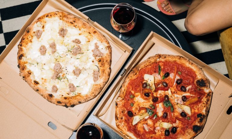 La comida grasa y el alcohol son alimentos que no debes consumir por la noche