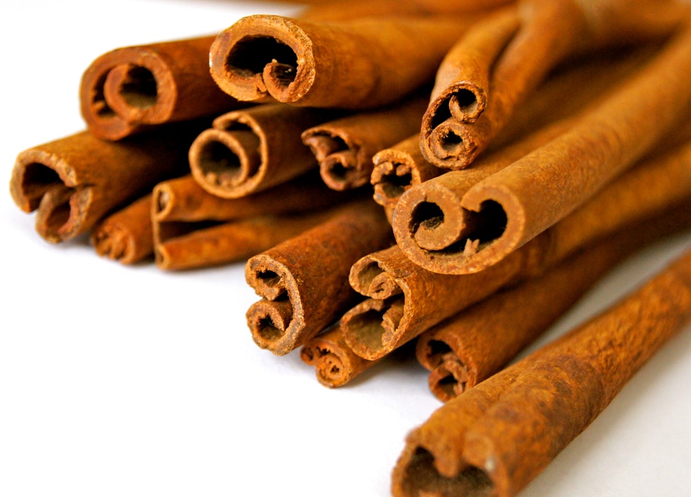 La canela puede consumirse en infusión, en postres o directamente en polvo