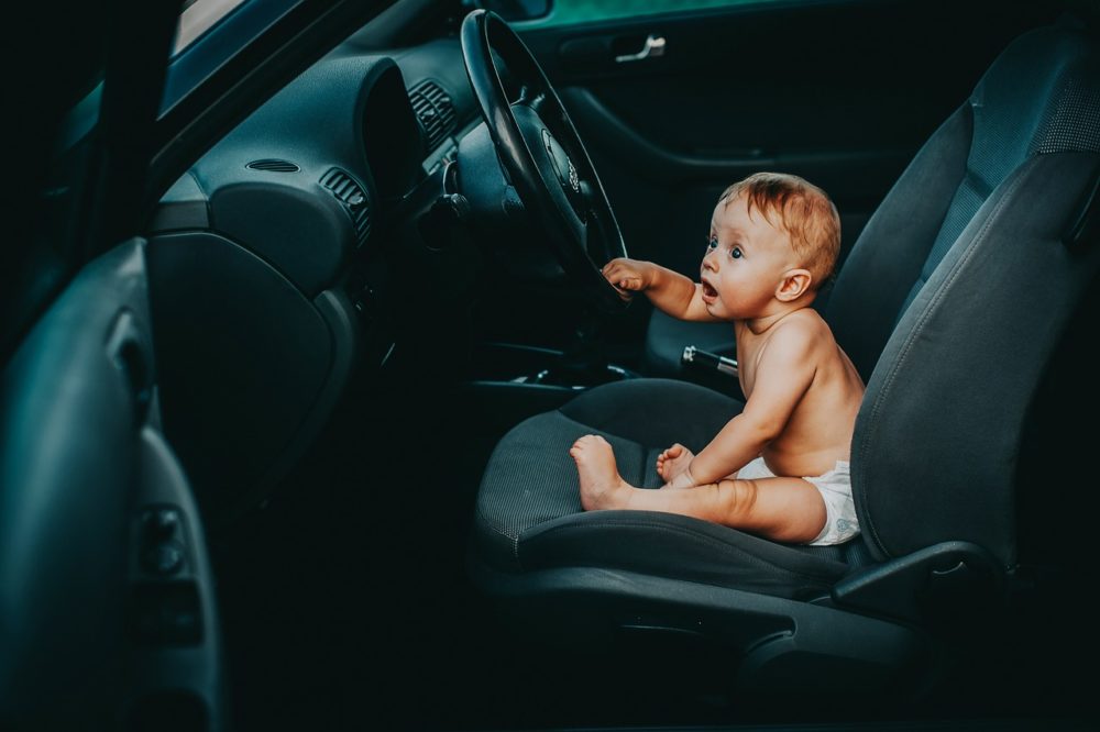 Solo en casos excepcionales los niños pueden ir en el asiento del copiloto