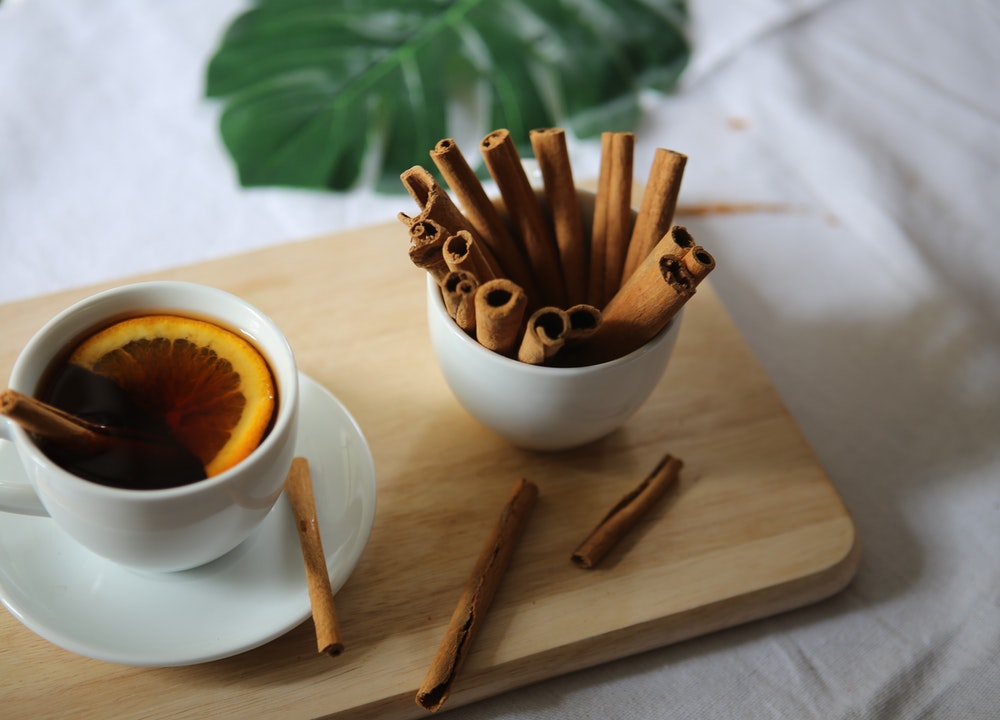 Disminuir los dolores menstruales y reducir el flujo, algunos de los beneficios de la canela