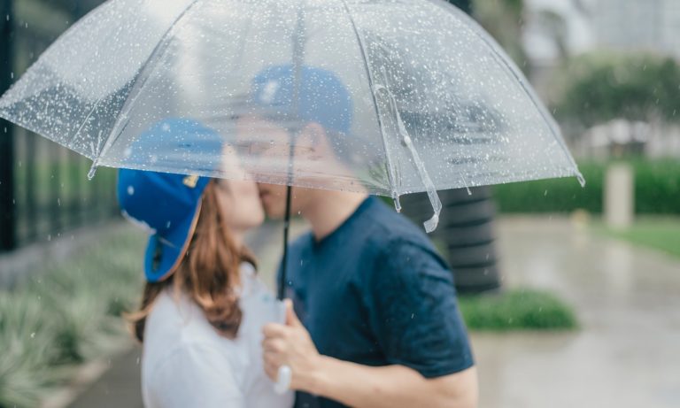 Los síntomas de la enfermedad del beso se presentan días después del contagio