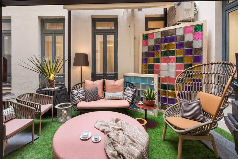 decoración de patios interiores pequeños cerrados