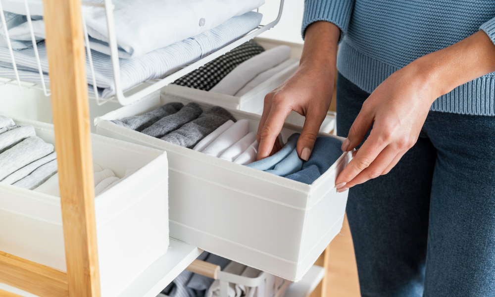 distribución de un armario empotrado con mucho fondo: doblar la ropa