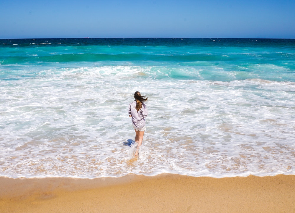 Bañarse en el mar es uno de los remedios para piernas cansadas más eficaces