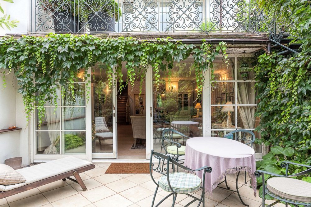 decoración de patios interiores pequeños cerrados