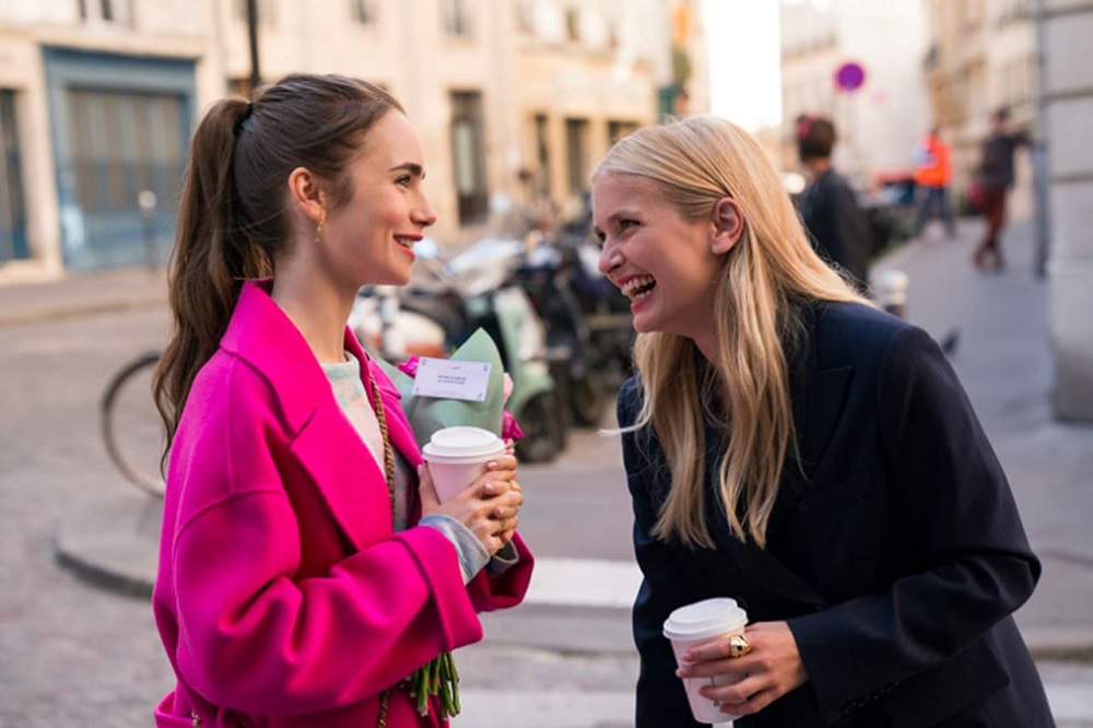 En Emily in Paris, una americana intenta cambiar a los franceses