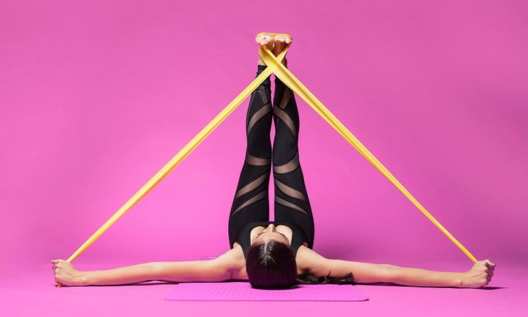 ejercicios con gomas para tonificar hombros