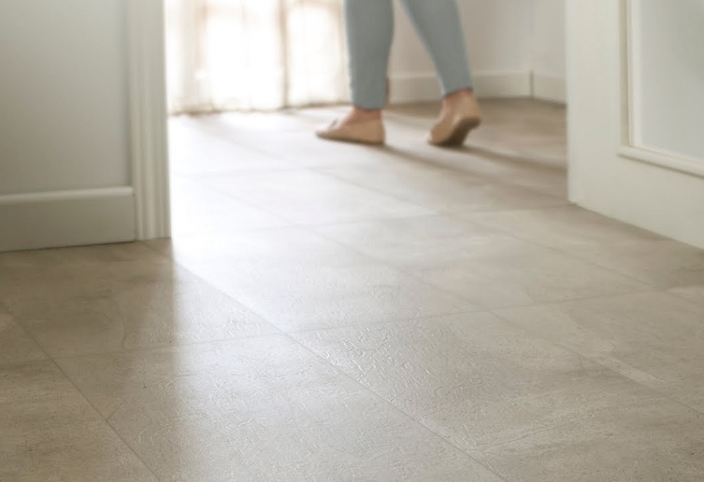 cómo colocar suelo vinílico en el baño