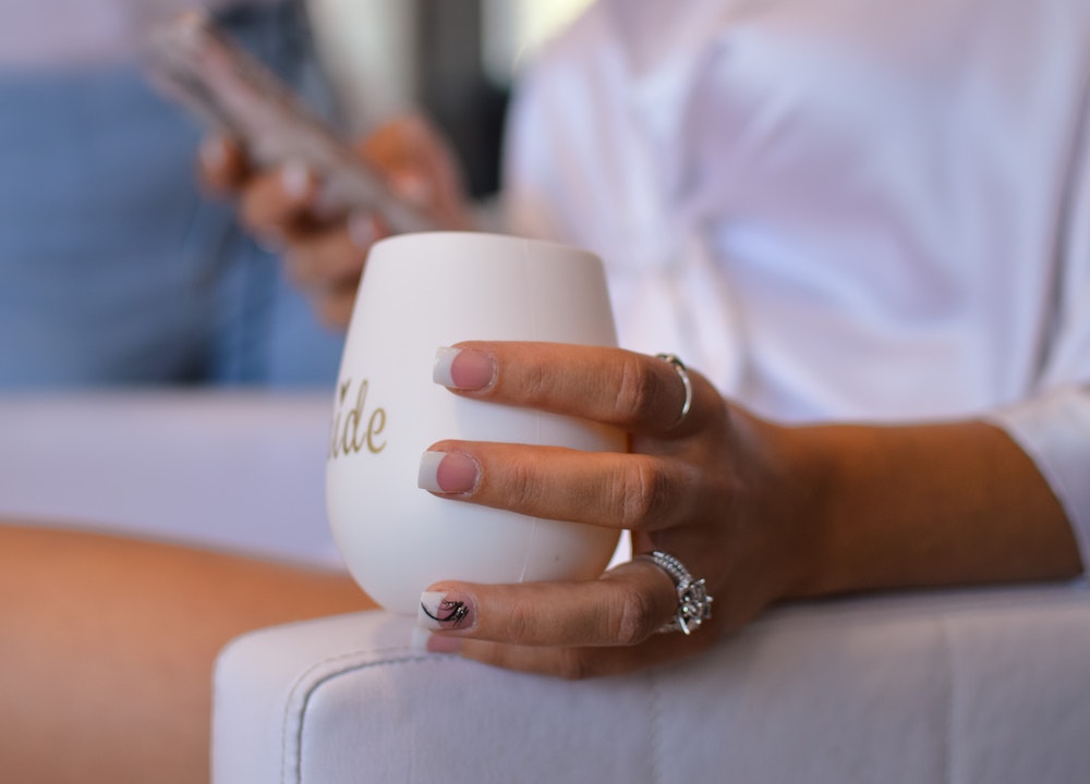 la manicura francesa es uno de los diseños de uñas fáciles que puedes hacerte