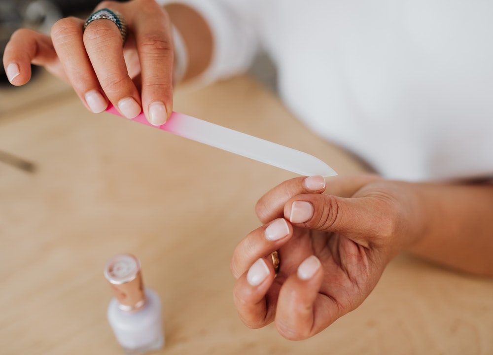 Da tratamiento a las uñas antes de crear los diseños