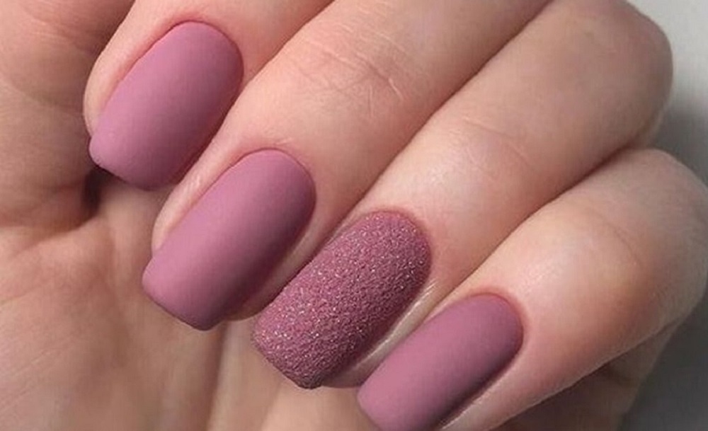 Dentro de los diseños de uñas fáciles encontramos el acabado mate