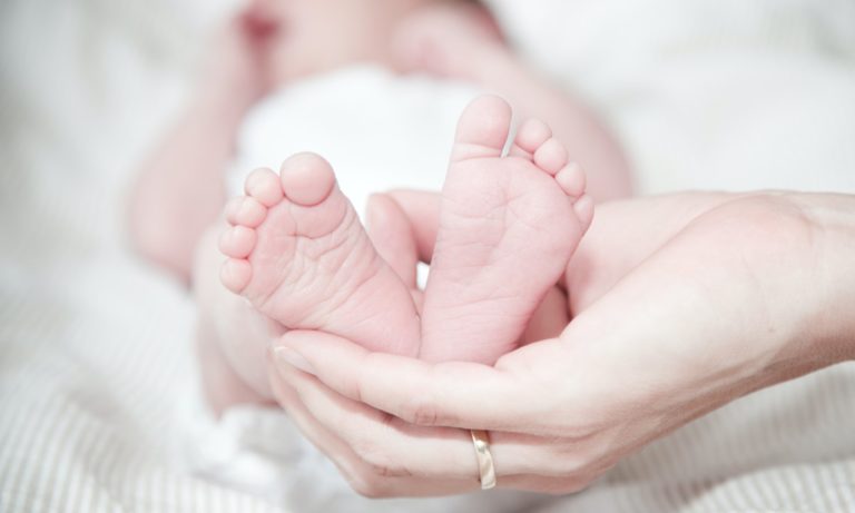 Un bebé nace después de 40 semanas de embarazo