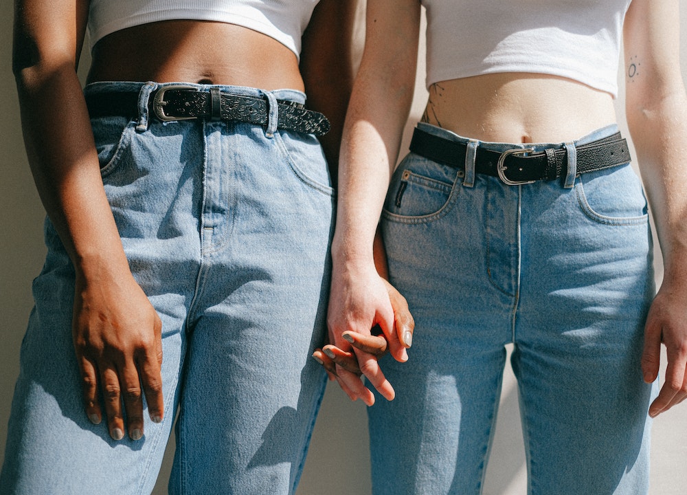 El denim desgastado es una de las tendencias moda 2023