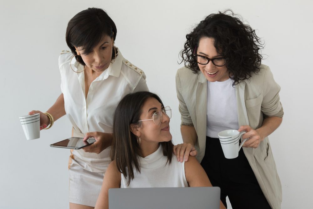 mujeres emprendedoras trabajando