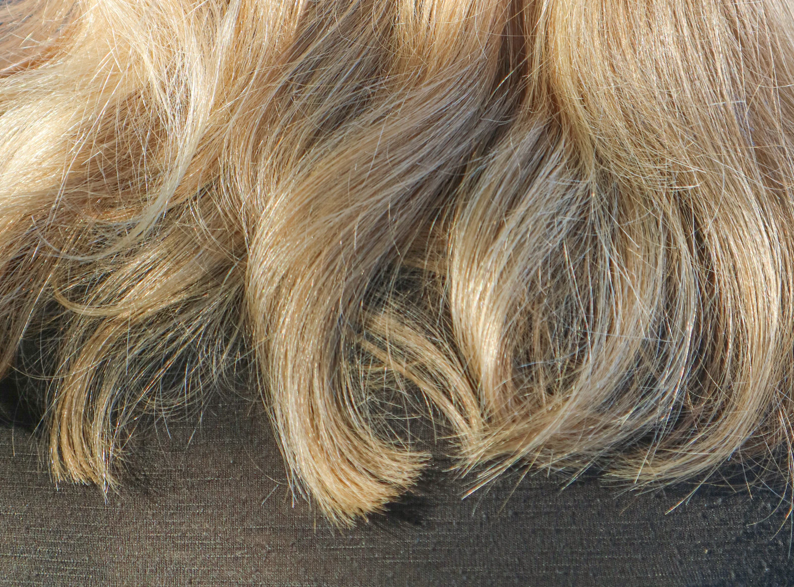 Primer plano de mechones de pelo rubio aclarado