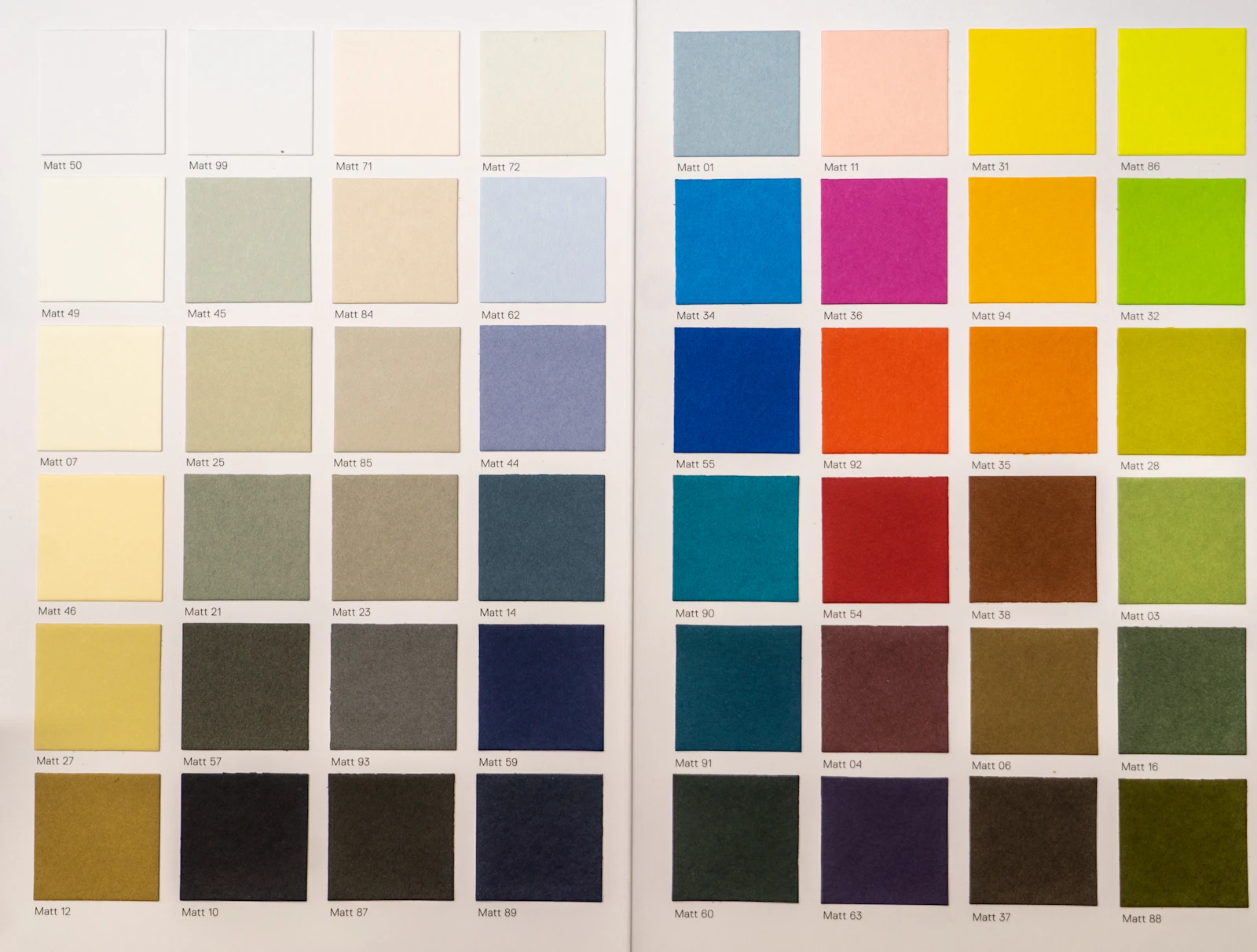 Muestras de tela de distintos colores ordenadas en paleta